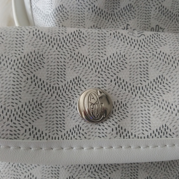 Very Cute Small Designer Bag - Picture 2 of 11